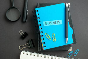 IMG skoroszyt z napisem "business". Papierowy "program do faktur".