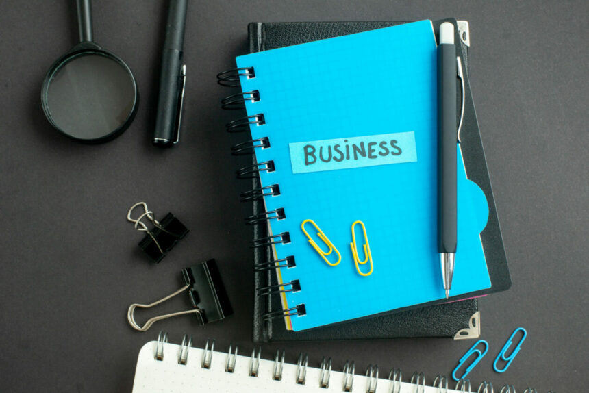 IMG skoroszyt z napisem "business". Papierowy "program do faktur".