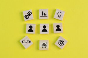 drewniane bloczki z symbolami funkcji systemu CRM. IMG z envato