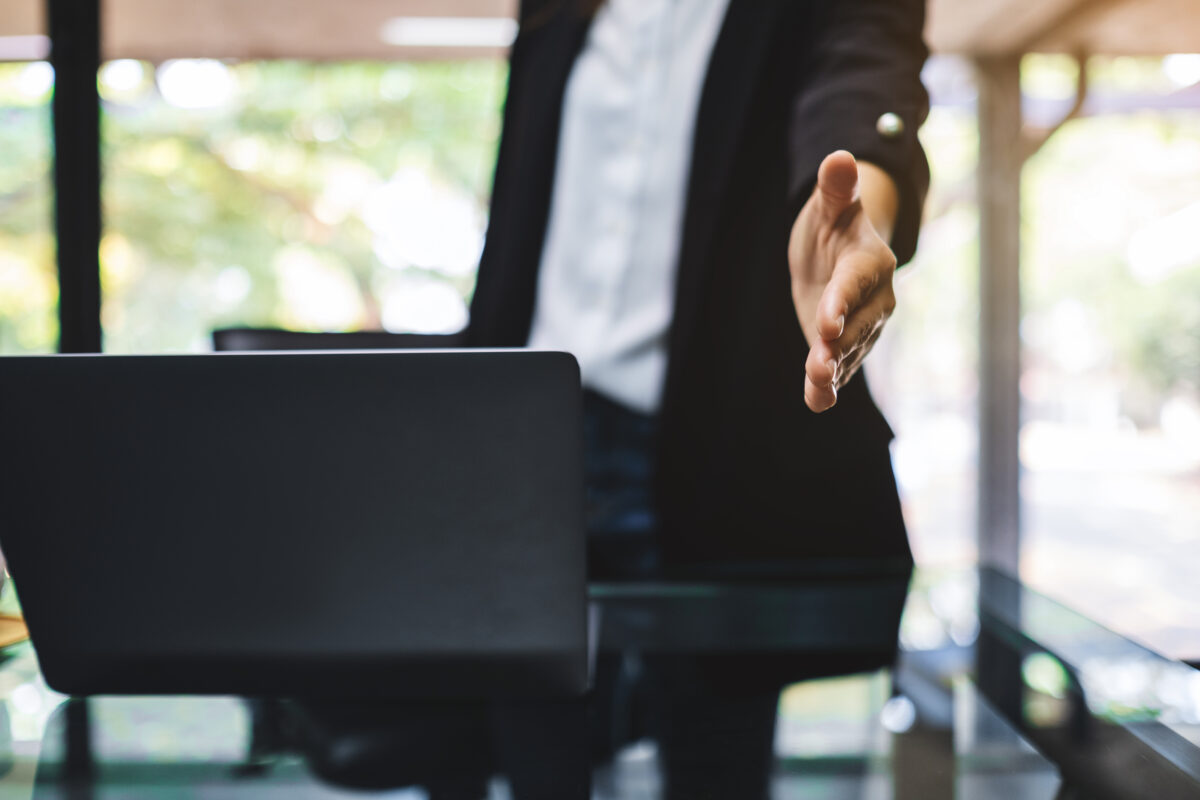 Gest ręki do uścisku. CRM dla firm konsultingowych to współpraca na lata.